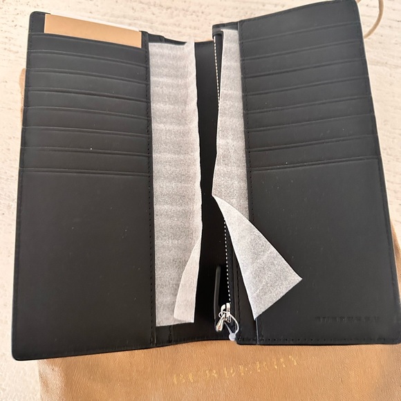 Authentic BURBERRY Black Leather Wallet - Picture 4 of 12